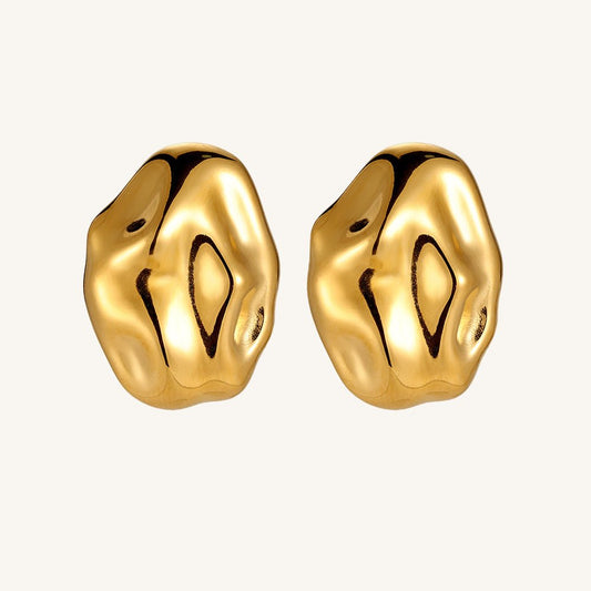 Goldene Edelstahl-Ohrringe mit glänzender Oberfläche und edler Form von Juwejé