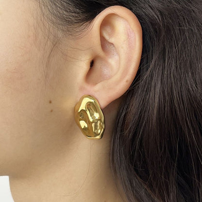 Edelstahl-Ohrringe mit glänzender Oberfläche und edler Form von Juwejé.