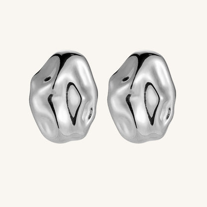 Silberne Edelstahl-Ohrringe mit glänzender Oberfläche und edler Form von Juwejé